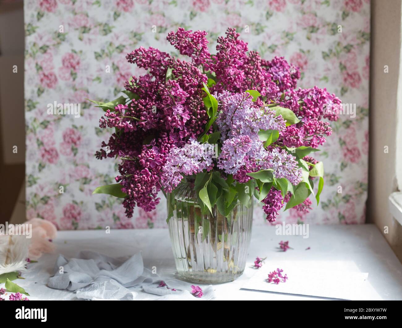 Bouquet di lilla viola in vaso. Ancora vita con rami fiorenti di lilla in vasi. Foto stile libero. Foto Stock