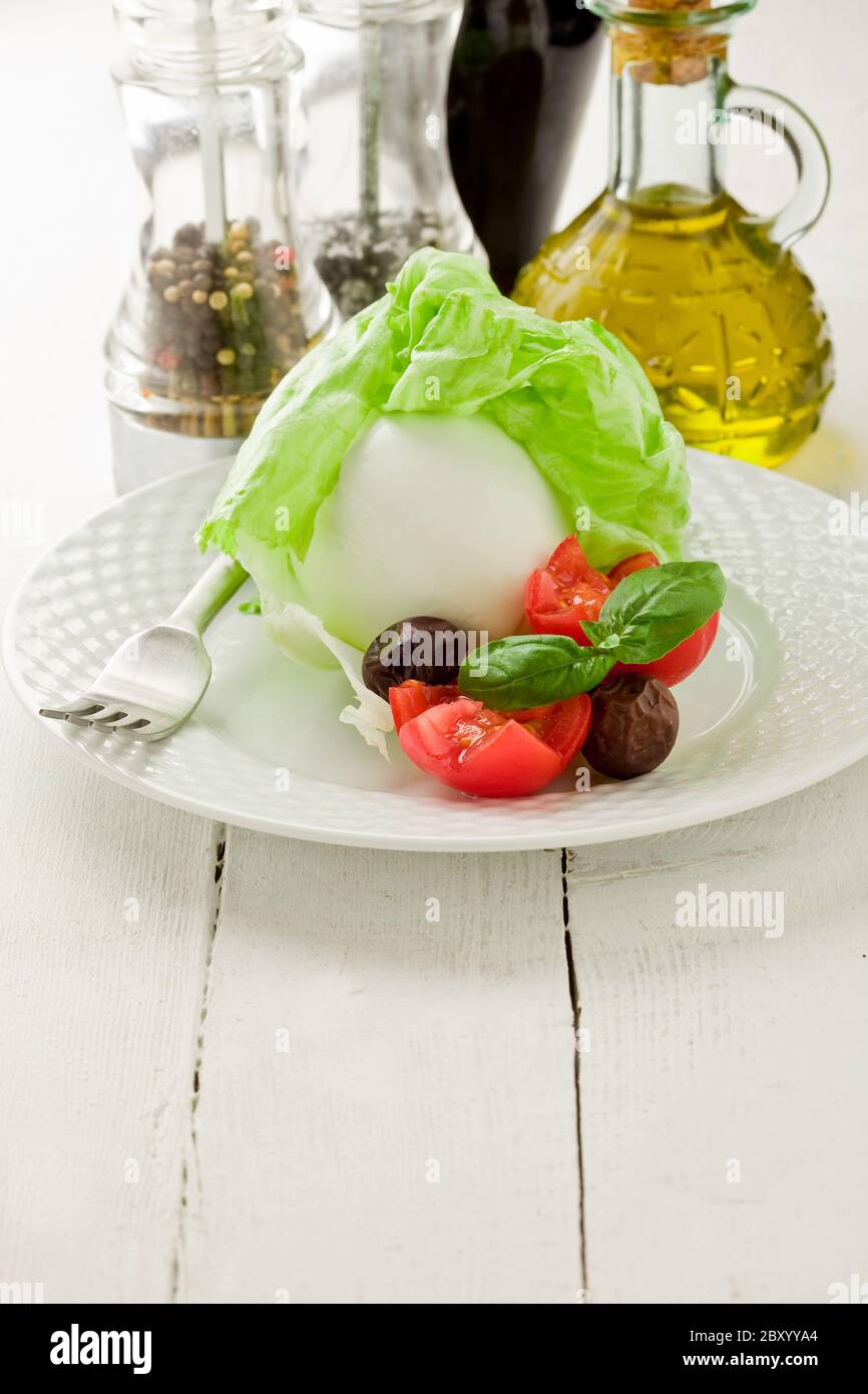 Mozzarella di bufala con lattuga avvolta Foto Stock