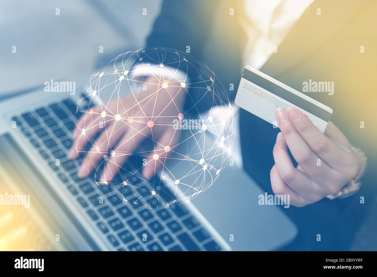 rete bancaria internet. Persone in viaggio d'affari che utilizzano un computer portatile con l'applicazione icona di pagamento online Foto Stock