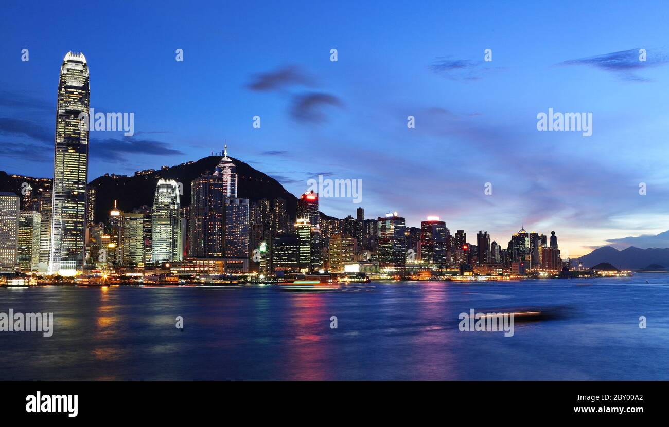 Skyline di Hong Kong di notte Foto Stock