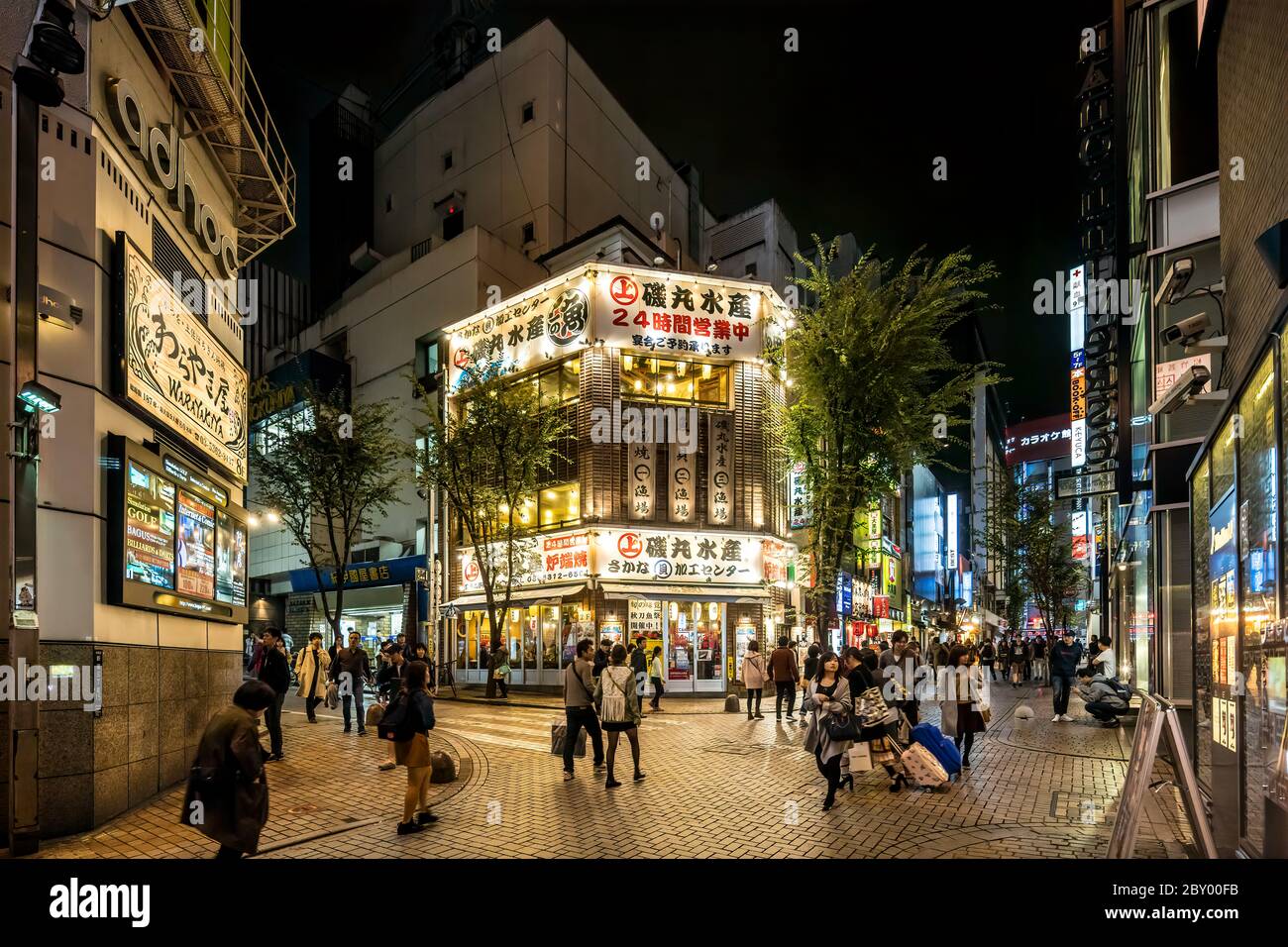 Tokyo Japan 29 Ottobre 2016 : Ristorante illuminato di notte nel quartiere Shinjuku di Tokyo Foto Stock