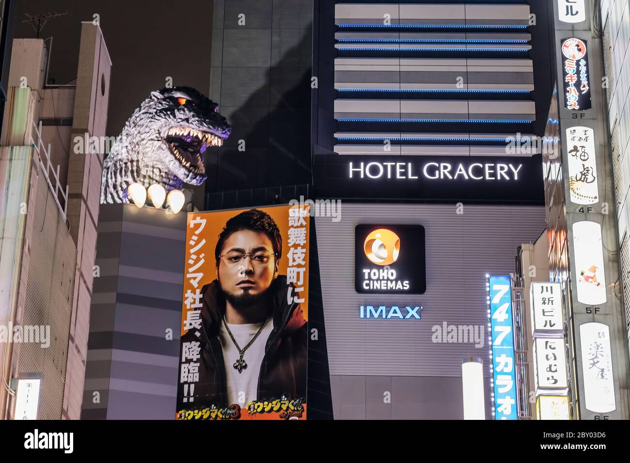 Tokyo Japan 29 Ottobre 2016 : statua di Godzilla accanto all'Hotel Gracery a Tokyo di notte Foto Stock