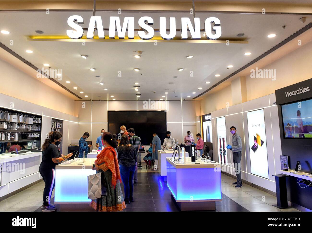 I clienti ad un negozio Samsung hanno visto controllare le specifiche di  alcuni telefoni cellulari Samsung recentemente lanciati al centro  commerciale di South City dopo la riapertura di centri commerciali a  Kolkata.Indian