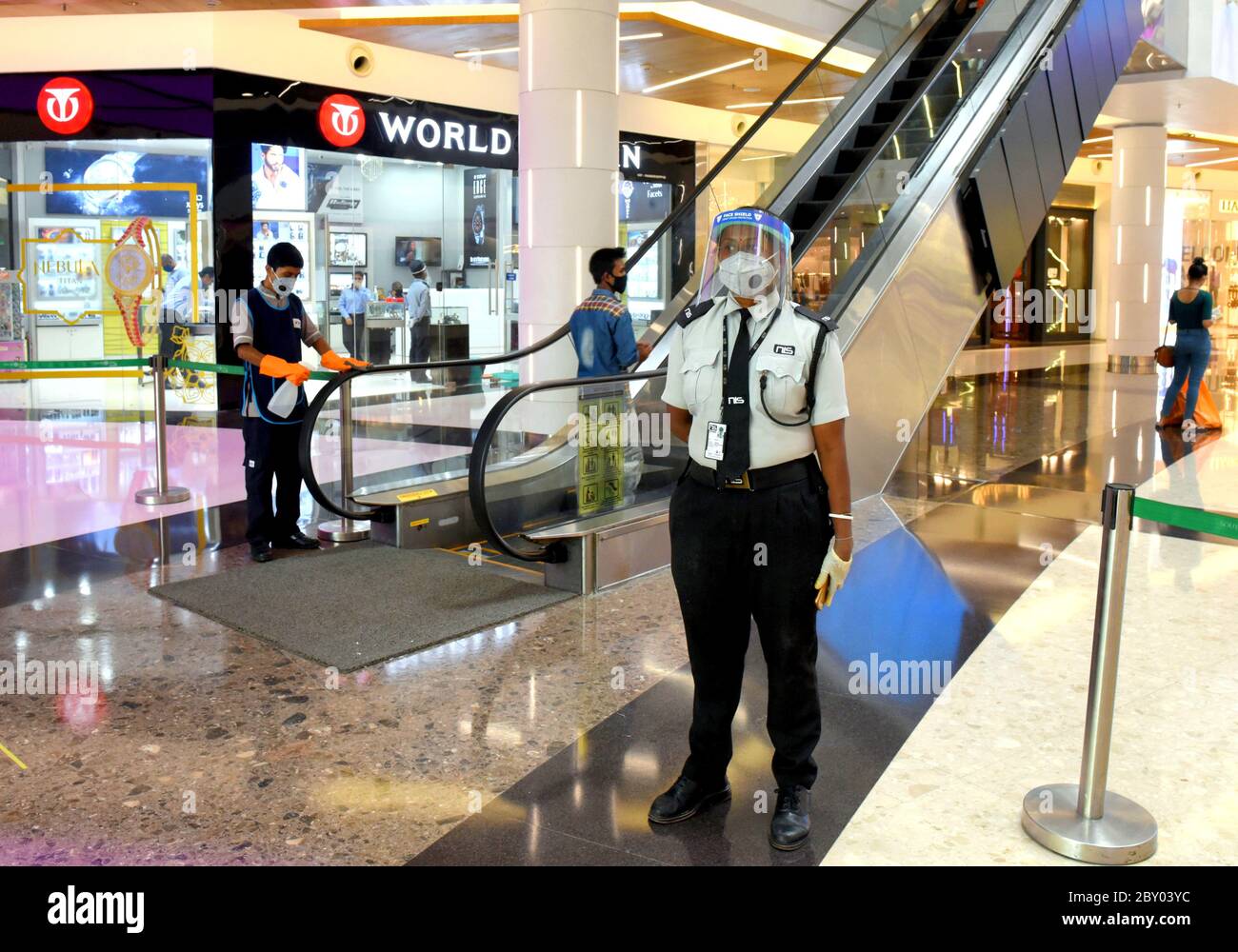 Una guardia di sicurezza è visto indossare scudo all'ingresso dello showroom di Titan Watch al centro commerciale di South City a Kolkata.il governo indiano ha dato il permesso di riprendere il commercio a partire dall'8 giugno per i centri commerciali, ristoranti, negozi, saloni in tutta l'India, anche se il numero totale di Covid-19 infetto ha passato 250000. Foto Stock