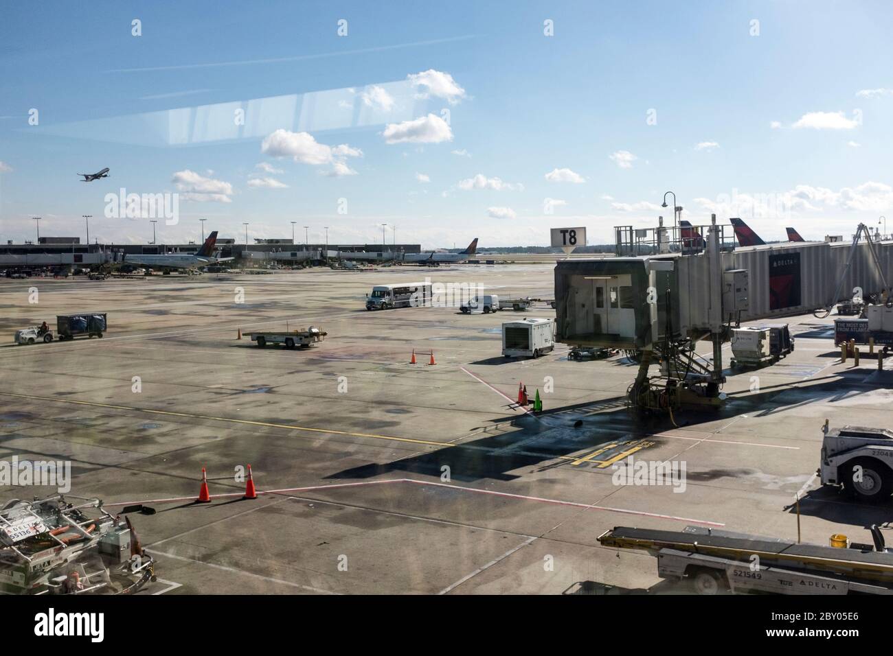 Guardando attraverso una finestra fuori al asfalto all'Aeroporto Internazionale Hartsfield-Jackson di Atlanta in una giornata invernale frizzante. Foto Stock