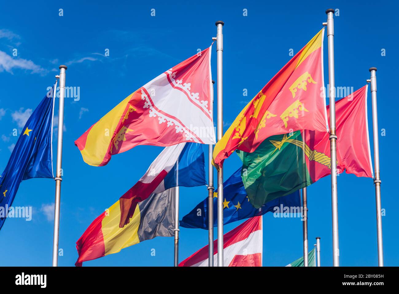 Bandiere sul posto Rapp square, Colmar. Colmar è la terza più grande Comune della Regione Alsazia nel nord-est della Francia, rinomato per il suo ben conservato Foto Stock