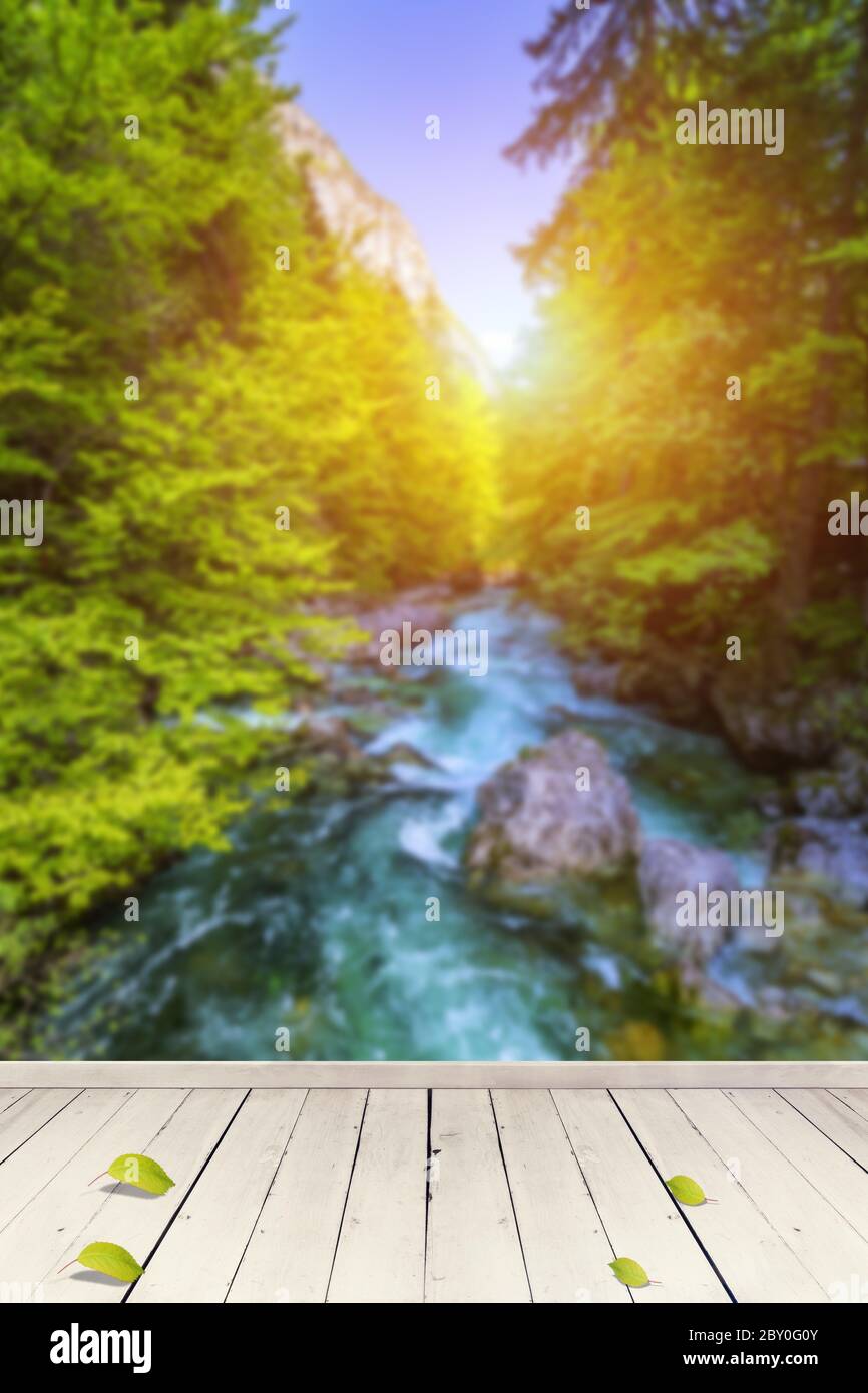 Svuotare tavolo in legno nella parte anteriore di astratta sfondo sfocato in natura, può essere utilizzato per visualizzare o montaggio dei vostri prodotti. Mock up per la visualizzazione del prodotto Foto Stock
