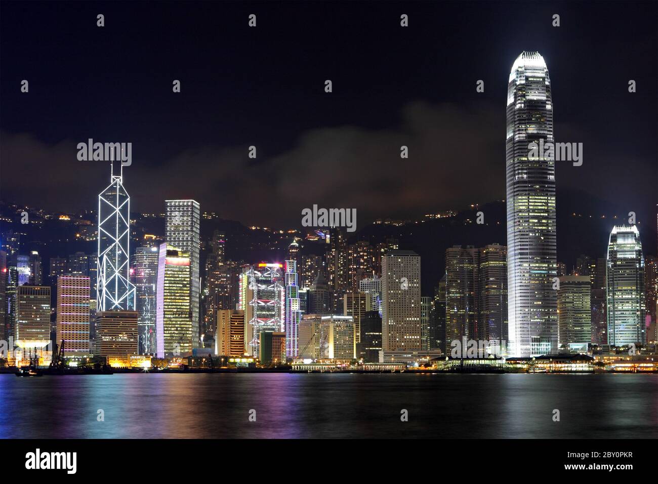 Skyline di Hong Kong di notte Foto Stock