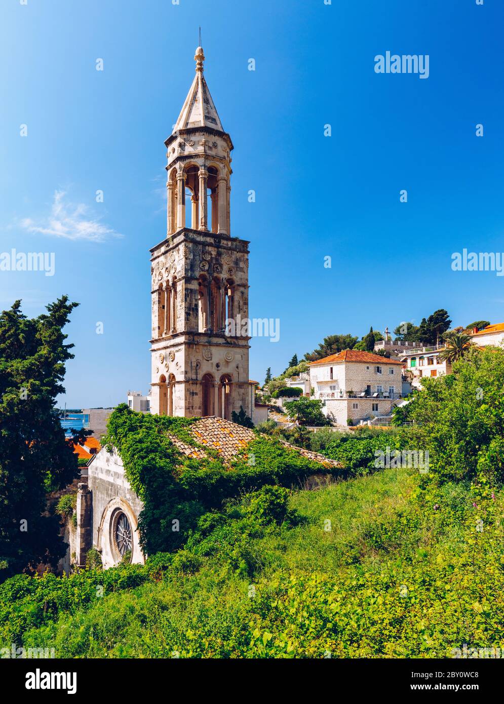 Scenario colorato nella città del Mediterraneo Hvar, famoso luogo di viaggio sul mare Adriatico, Croazia. Incredibile Hvar città sull'isola di Hvar, Croazia. Vista del Hvar Foto Stock