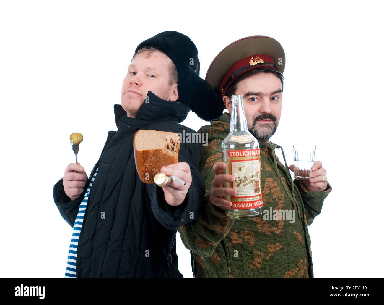 Soldato russo che beve vodka Foto Stock