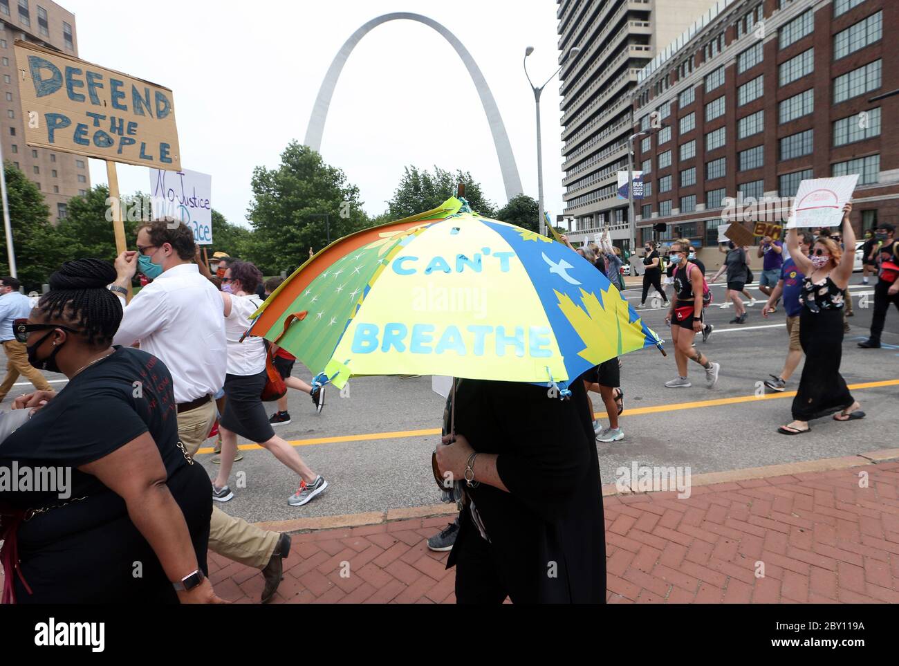 St. Louis, Stati Uniti. 8 giugno 2020. Un marcher tiene un ombrello, si avvicina al vecchio tribunale per i discorsi durante una marcia per le vite nere perse e contro le profonde ingiustizie nel sistema giudiziario penale, a St. Louis, lunedì 8 giugno 2020. Il gruppo composto da studenti, avvocati e difensori pubblici, ha marciato dalla Corte d'appello al Tribunale federale, poi sul vecchio tribunale. Photo by Bill Greenblatt/UPI Credit: UPI/Alamy Live News Foto Stock