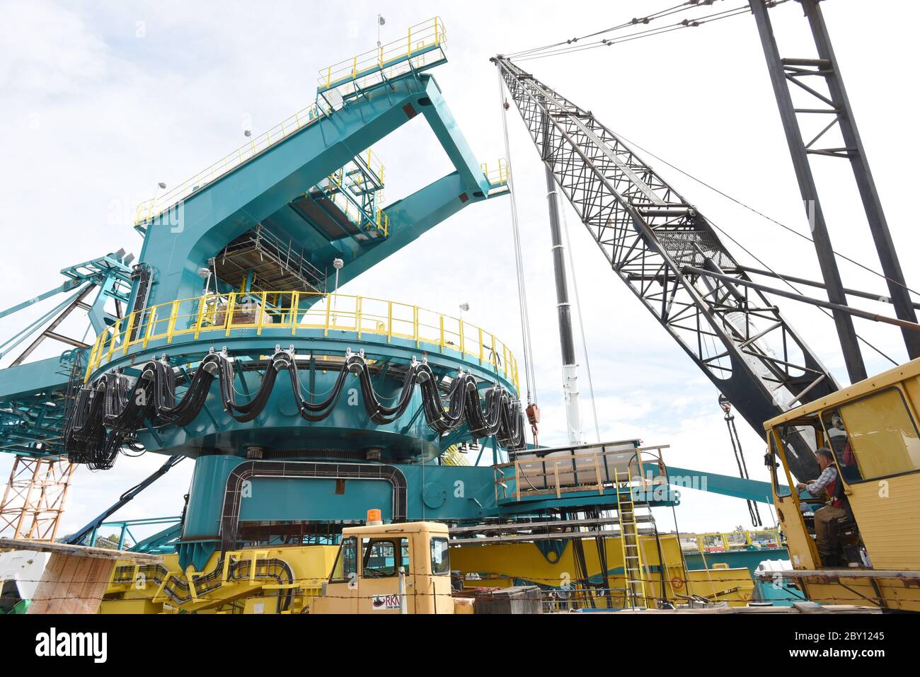 Un grande stacker-reclaimer prende forma presso il sito di United Engineering del Gruppo Ralmax, nel porto superiore di Victoria, British Columbia, Canada su lacc Foto Stock