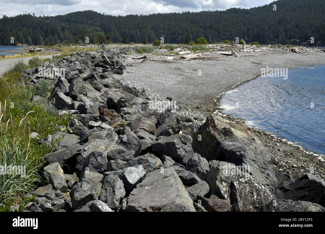 Riprap corre lungo il lato oceano di Whiffin Spit a Sooke, British Columbia, Canada sull'isola di Vancouver. Il riprap è una roccia o altro materiale posto lungo Foto Stock