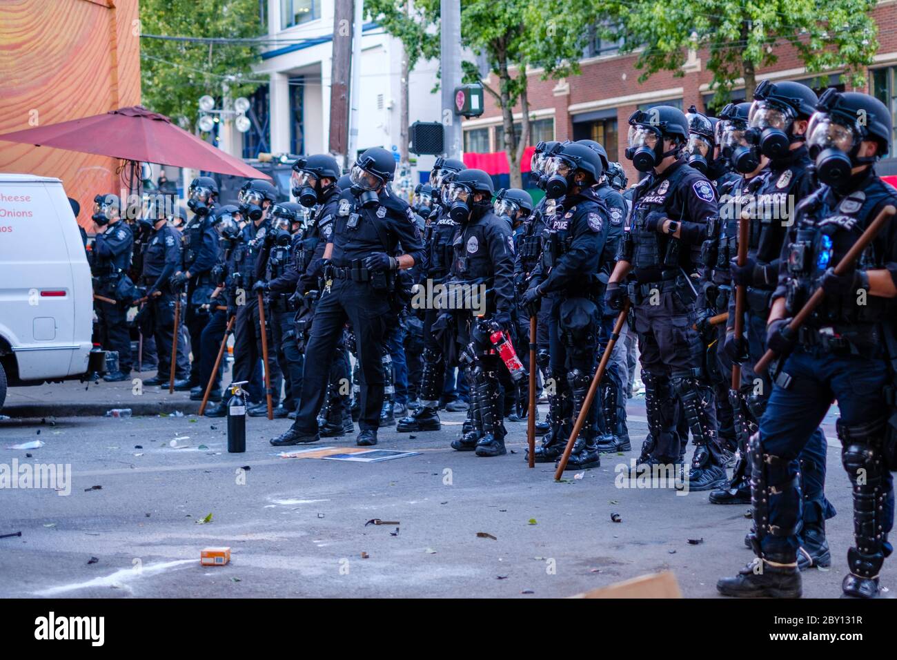 SEATTLE, USA - 6 GIUGNO 2020: La polizia di Seattle detiene il perimetro dopo aver disperso i dimostranti con flash bangs e pepe spray Foto Stock