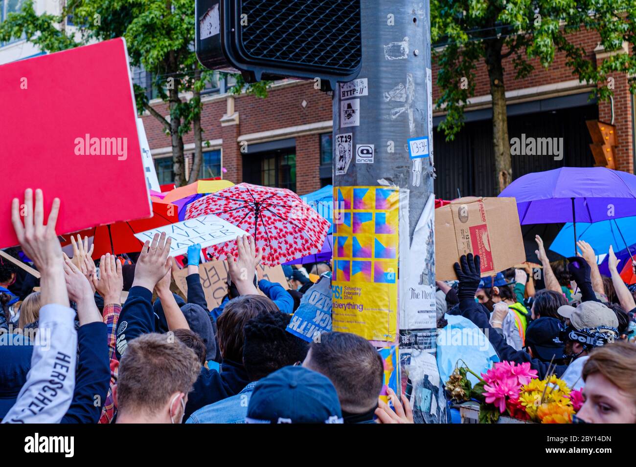 SEATTLE, USA - 6 GIUGNO 2020: I manifestanti tengono degli ombrelli per difendersi da flash bangs e pepper spray vicino a un distretto della polizia di Seattle Foto Stock