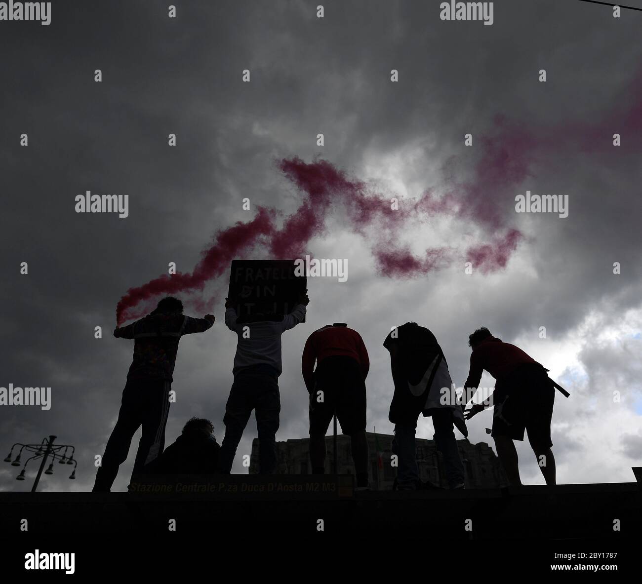 Pechino, Italia. 7 Giugno 2020. La gente partecipa a una protesta contro il razzismo e la brutalità della polizia in Piazza Duca D'Aosta, 7 giugno 2020. Credit: Daniele Mascolo/Xinhua/Alamy Live News Foto Stock
