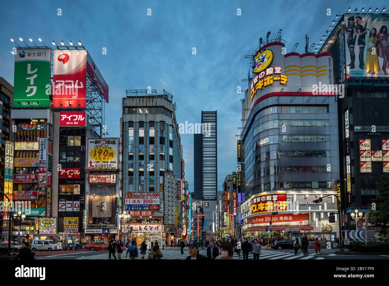 Tokyo Japan 31 Ottobre 2016 :il quartiere dello shopping e del divertimento di Shinjuku illuminato al neon a Tokyo, Giappone al tramonto Foto Stock