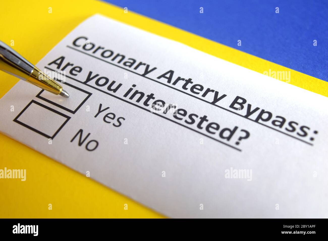 Una persona sta rispondendo alla domanda sul bypass dell'arteria coronaria. Foto Stock