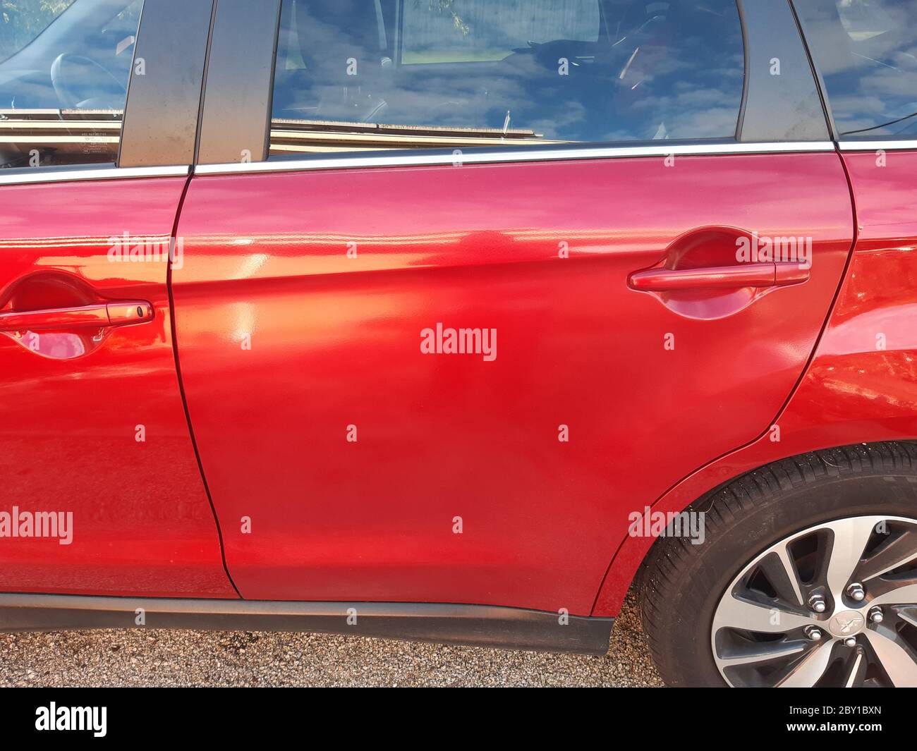 Riparazione dint non corretta. Lavoro di verniciatura non corretto. Lavoro di spruzzo non corretto, colore non corrispondente. Lavoro di spruzzo non eseguito in uno spray entrambi. Molto cattivo lavoro di spruzzo Foto Stock