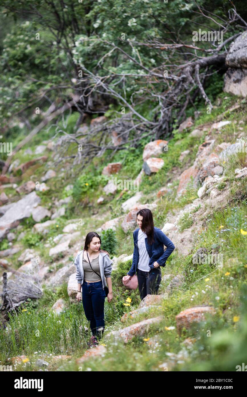 Due donne escursionisti escursioni a piedi vicino alla cascata Belagorka nella valle di Sokuluk del Chuy Oblast di Kirghizistan, vicino Bishkek. Foto Stock