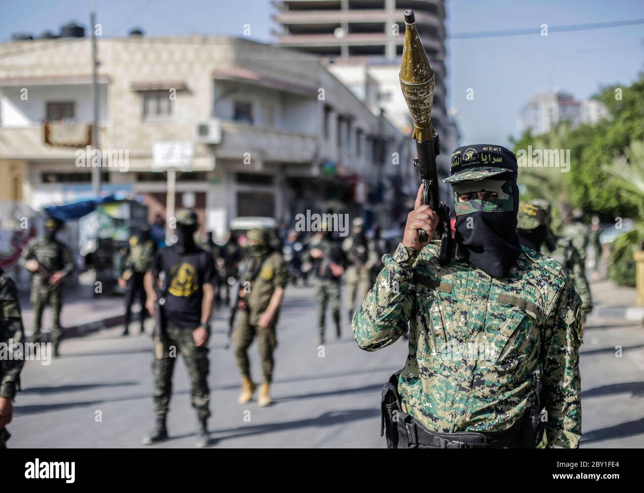 Gaza, Palestina. 8 giugno 2020. I membri del gruppo militante della Jihad islamica palestinese partecipano a una parata militare durante una cerimonia di cordoglio per l'ex leader del movimento Ramadan Shalah nella città di Gaza, due giorni dopo la sua morte in Libano. Il 62 anni fu sepolto in Siria il 7 giugno, un giorno dopo la sua morte dopo una lunga malattia. Credit: SOPA Images Limited/Alamy Live News Foto Stock