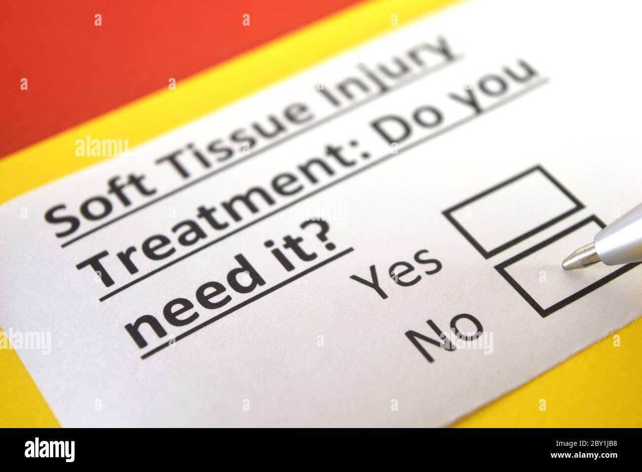 Una persona sta rispondendo alla domanda sul trattamento di ferita del tessuto molle. Foto Stock