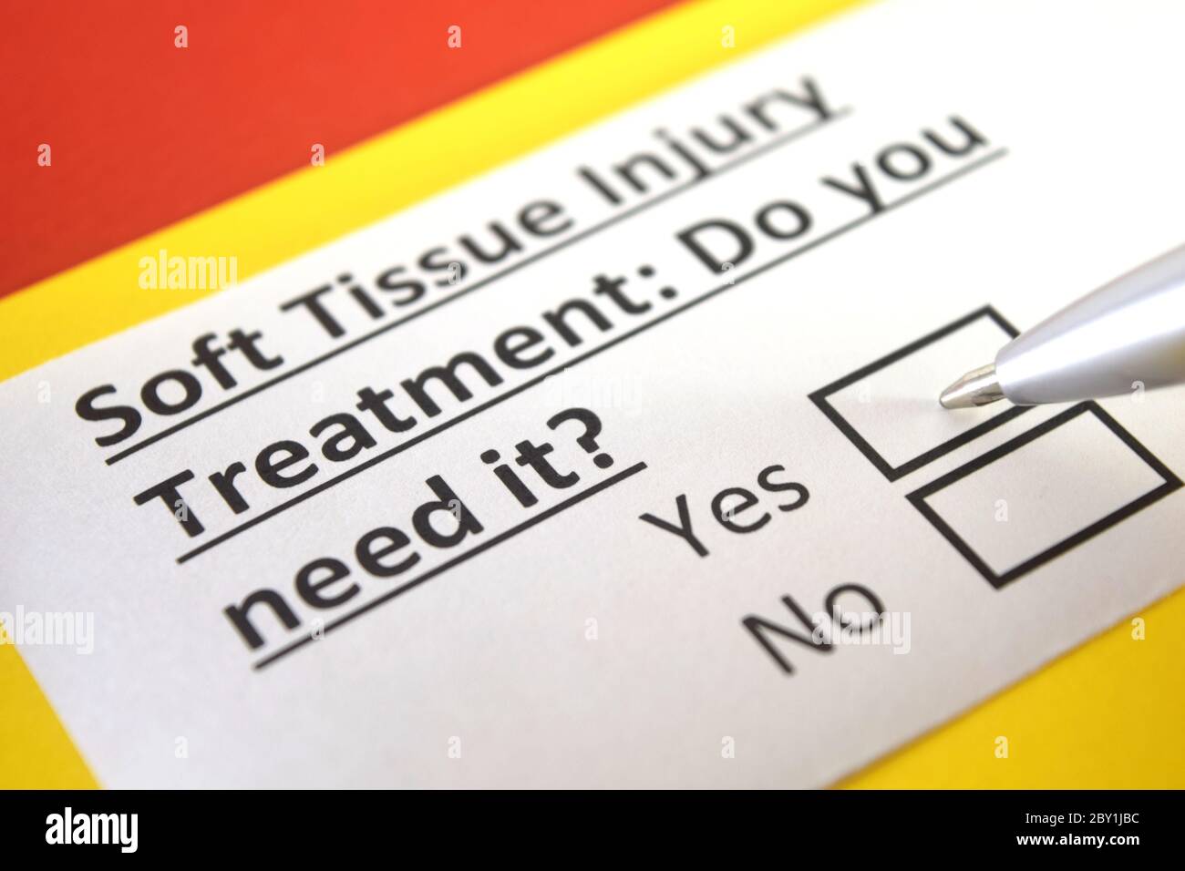 Una persona sta rispondendo alla domanda sul trattamento di ferita del tessuto molle. Foto Stock