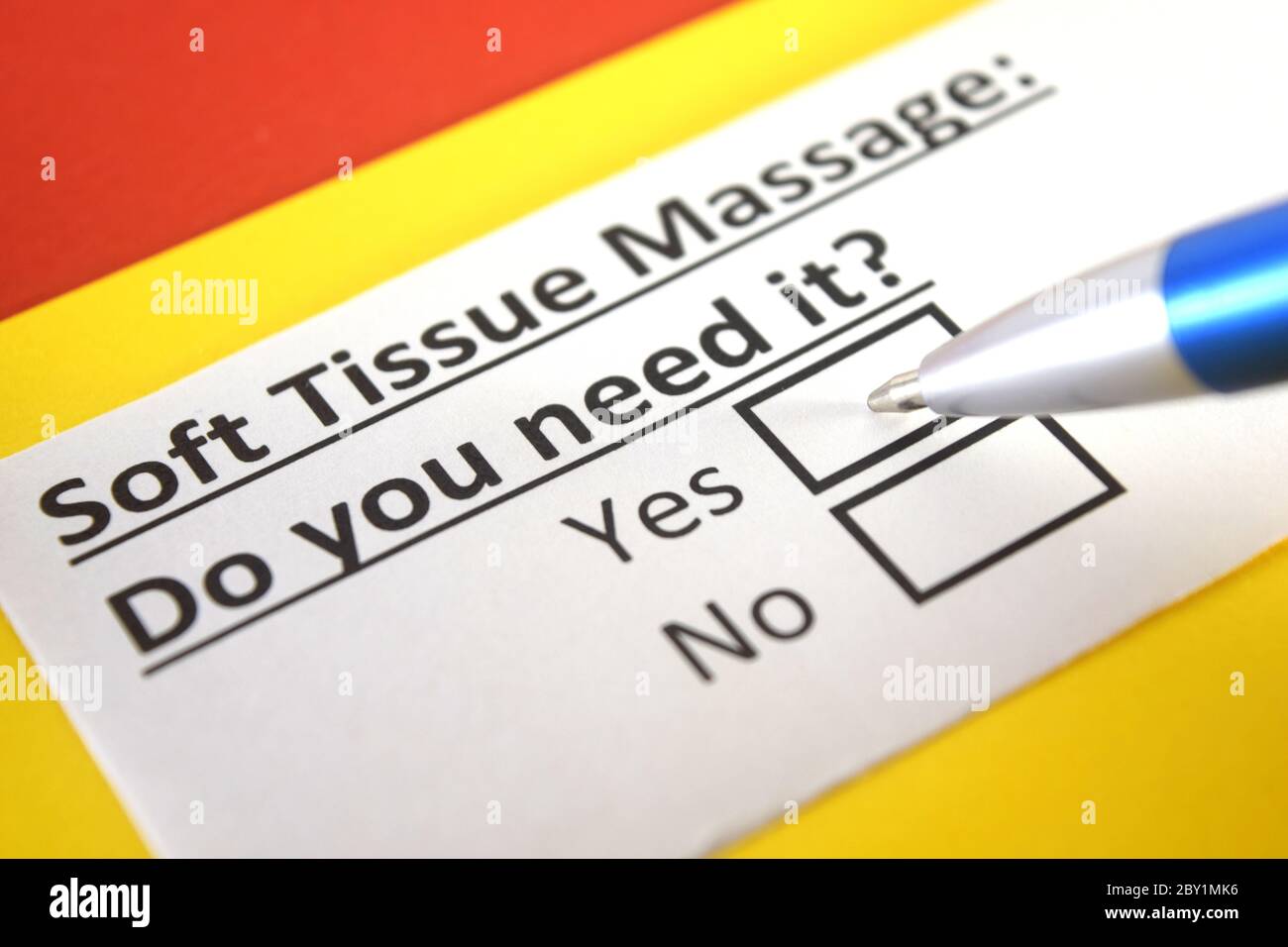 Una persona sta rispondendo alla domanda circa il massaggio del tessuto molle. Foto Stock