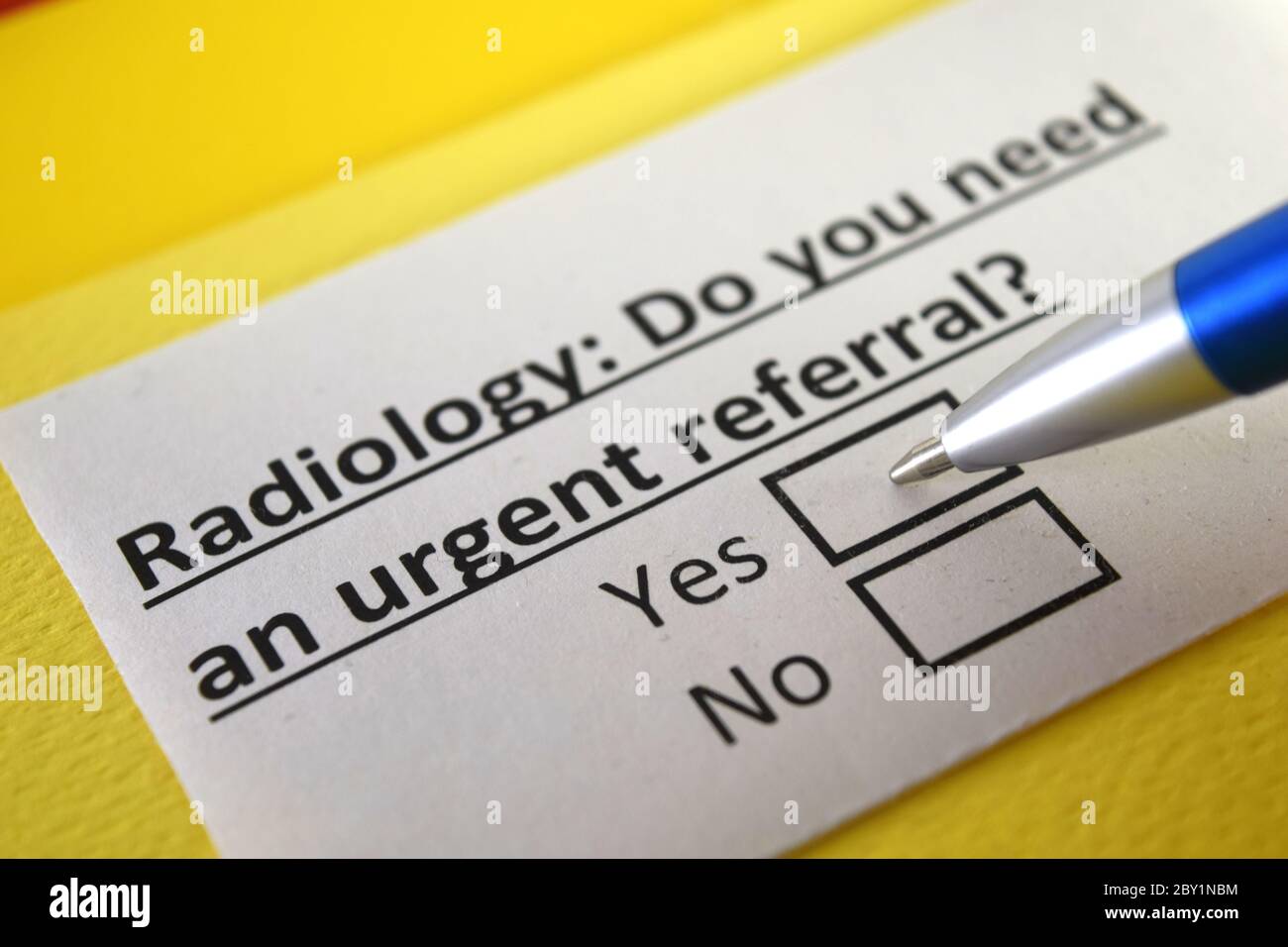Una persona sta rispondendo alla domanda sulla radiologia. Foto Stock