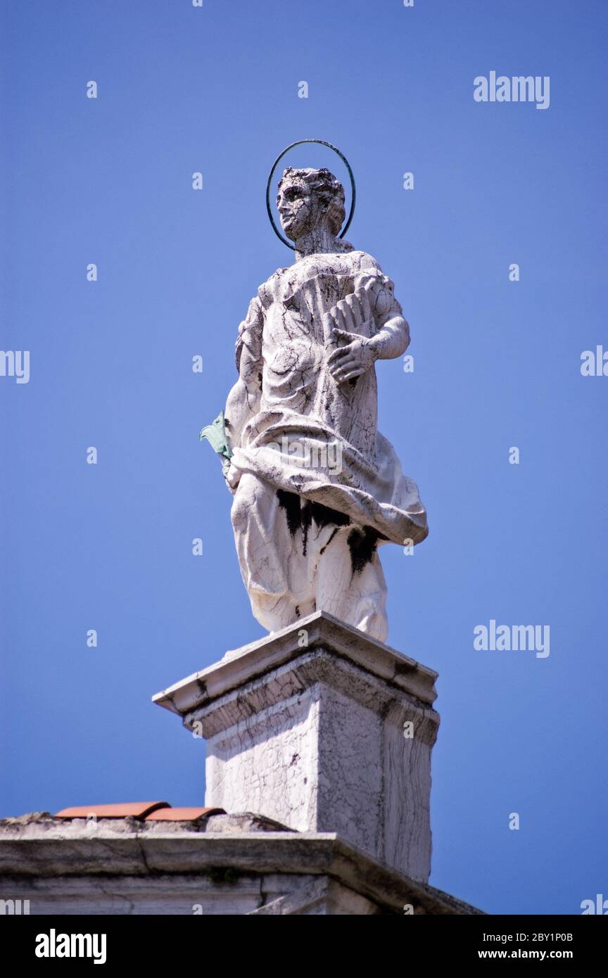 Statua di San Girolamo sul tetto della chiesa di San Sebastiano costruita a metà del XVI secolo a Venezia. Foto Stock
