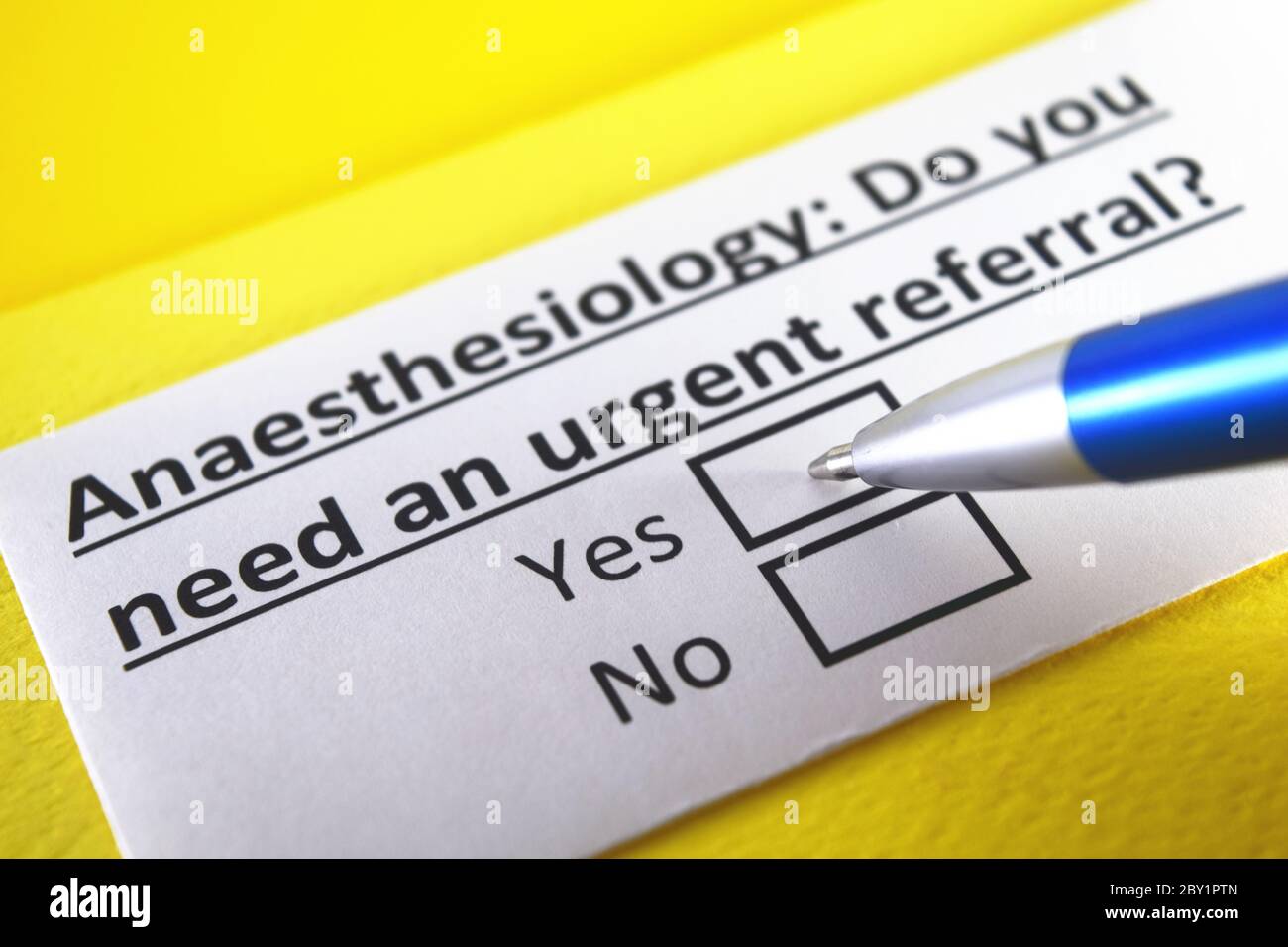 Una persona sta rispondendo alla domanda sull'anestesiologia. Foto Stock