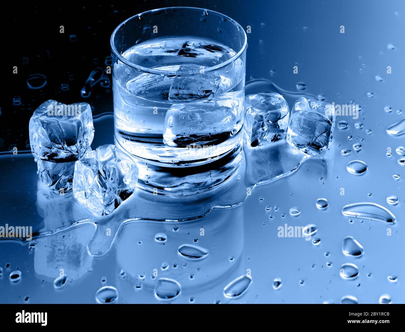 Spruzzi di acqua su sfondo blu Foto Stock