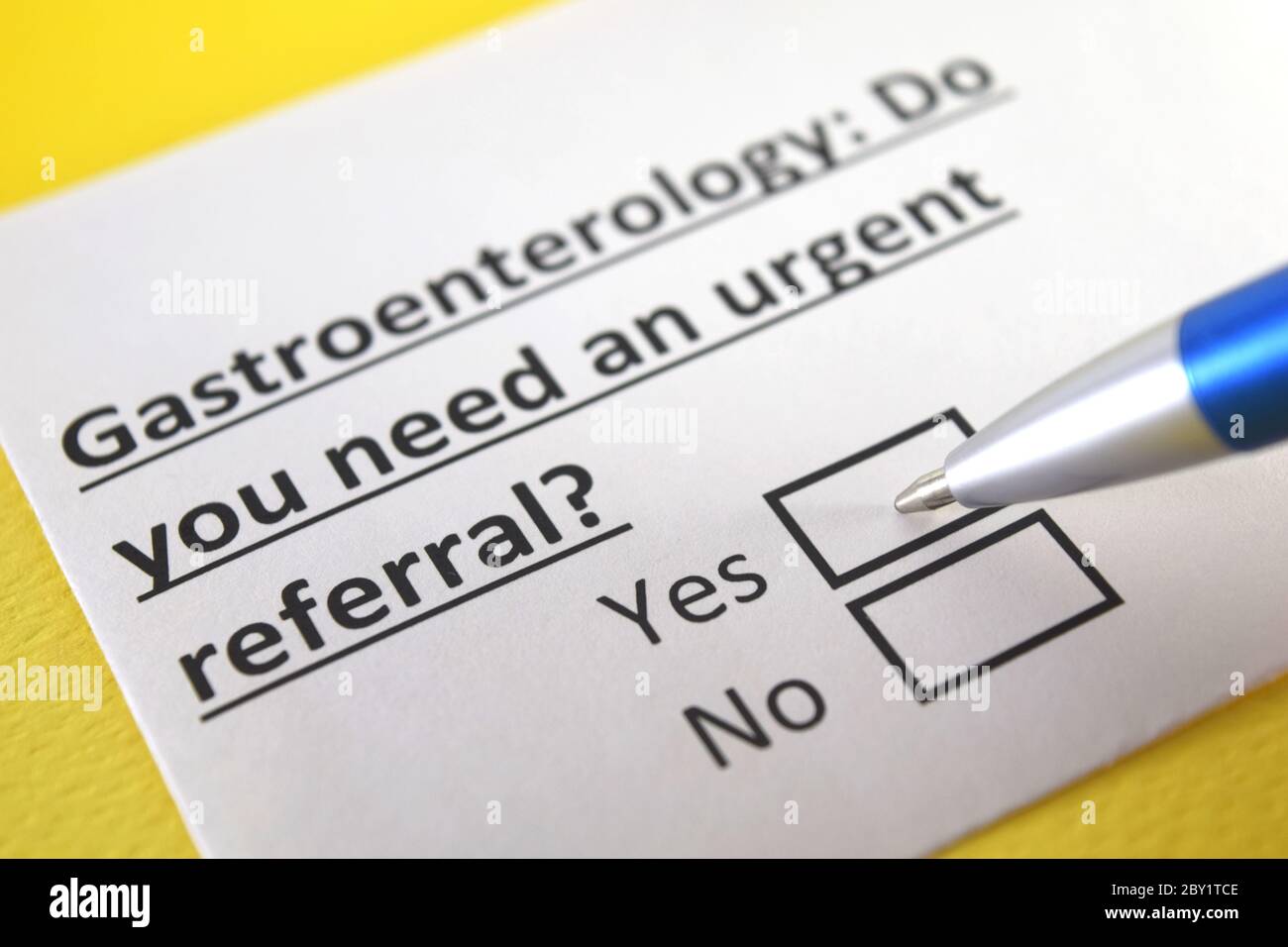 Una persona sta rispondendo alla domanda sulla gastroenterologia. Foto Stock