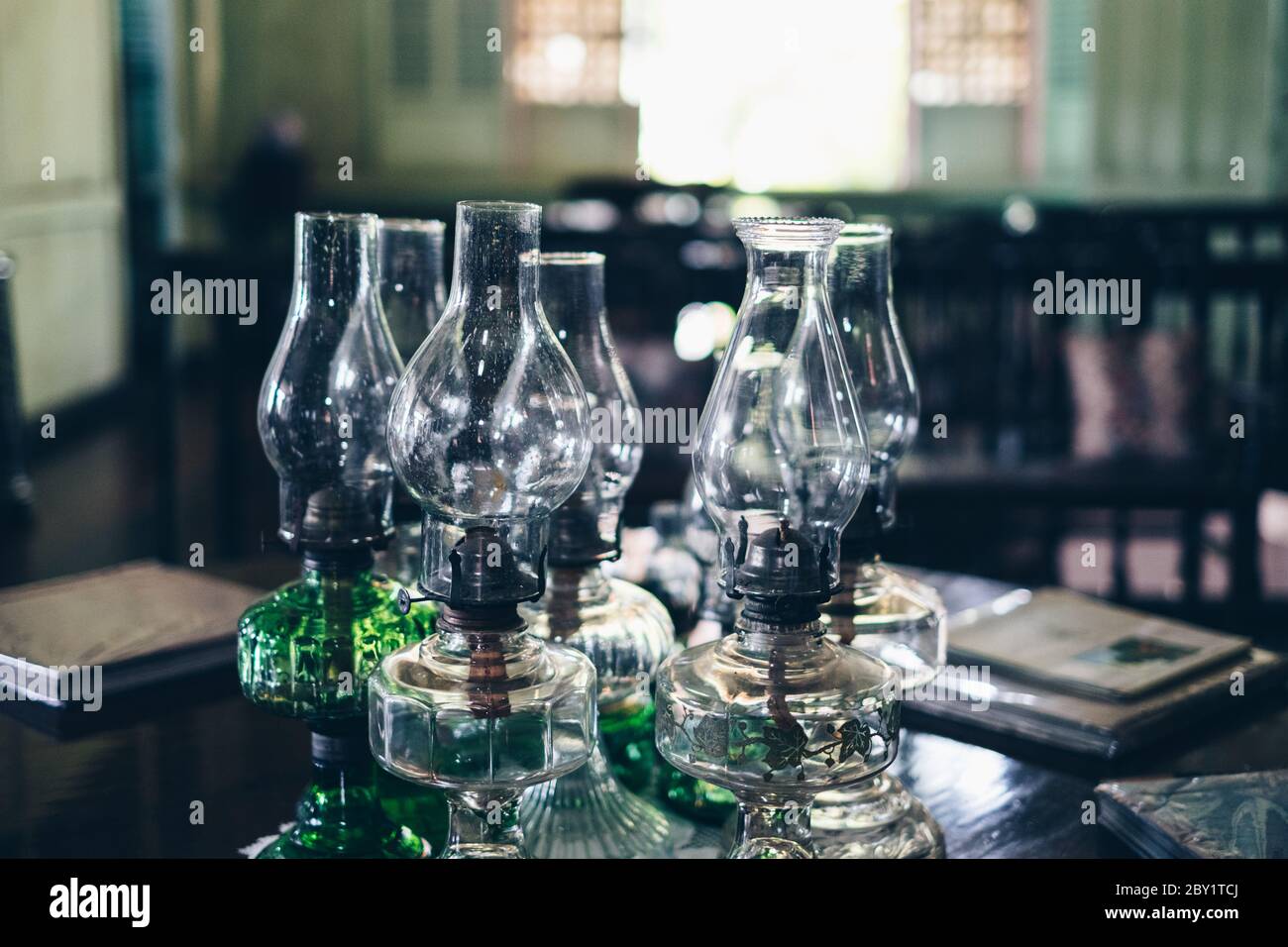 Primo piano di lampade in buone condizioni vintage kerosene. Messa a fuoco selettiva. Spazio di copia. Foto Stock