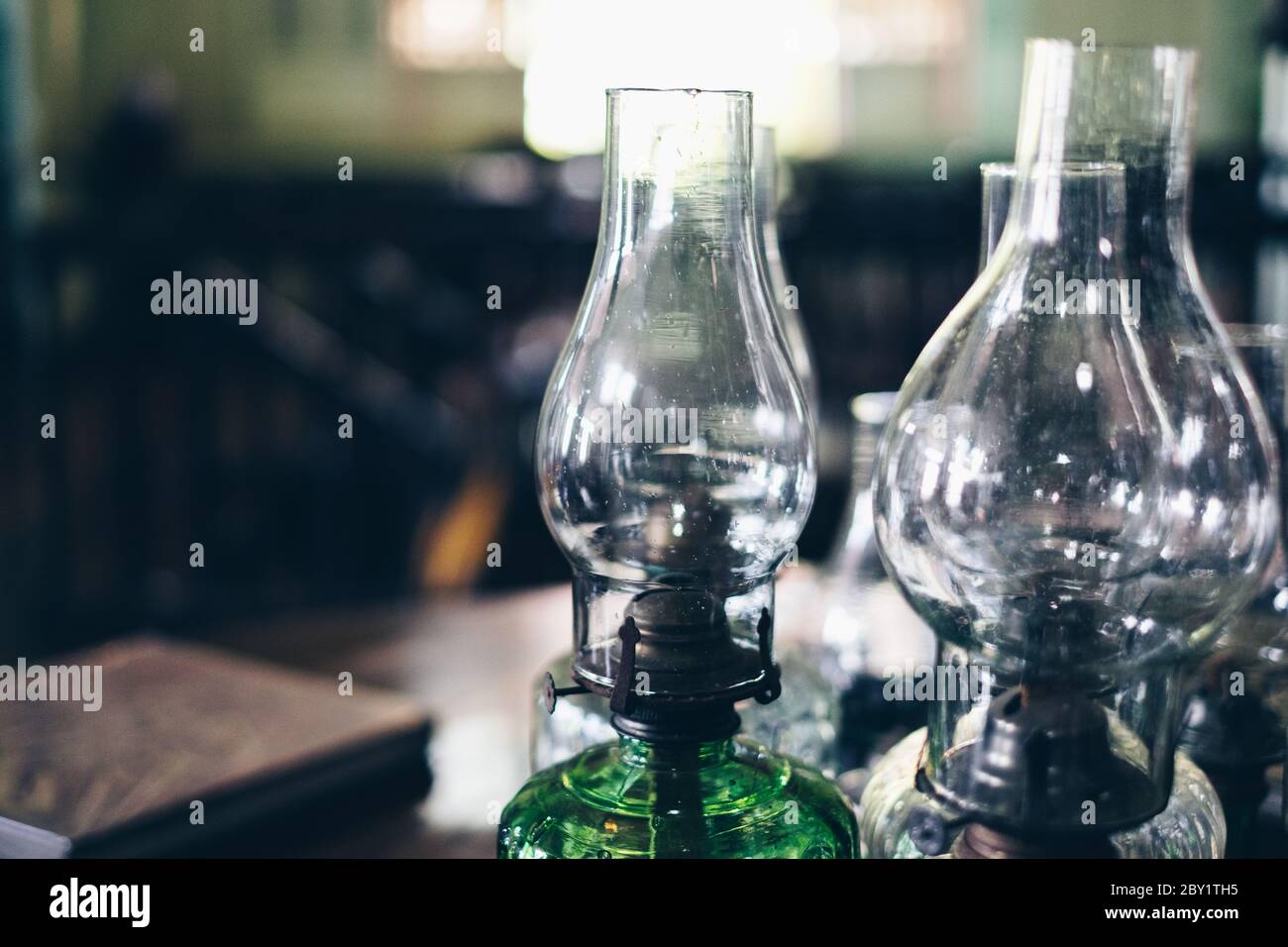 Primo piano di lampade in buone condizioni vintage kerosene. Messa a fuoco selettiva. Spazio di copia. Foto Stock