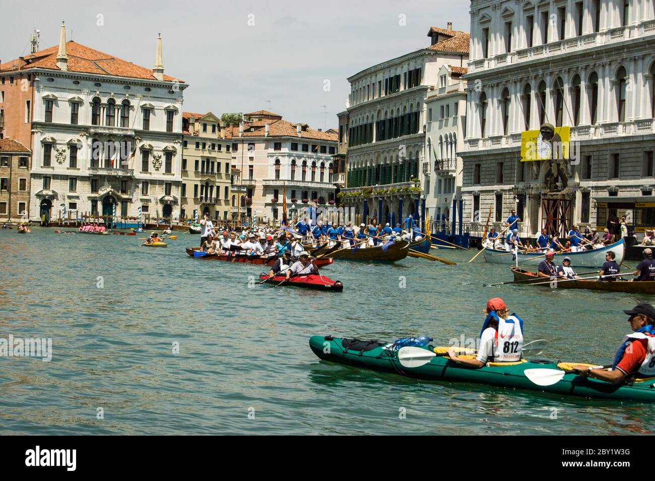 Venezia, Italia - 12 giugno 2011: Le piccole barche corrono lungo il Canal Grande nella regata Vogalonga di Venezia il 12 2011 giugno. Oltre mille sportivi e. Foto Stock