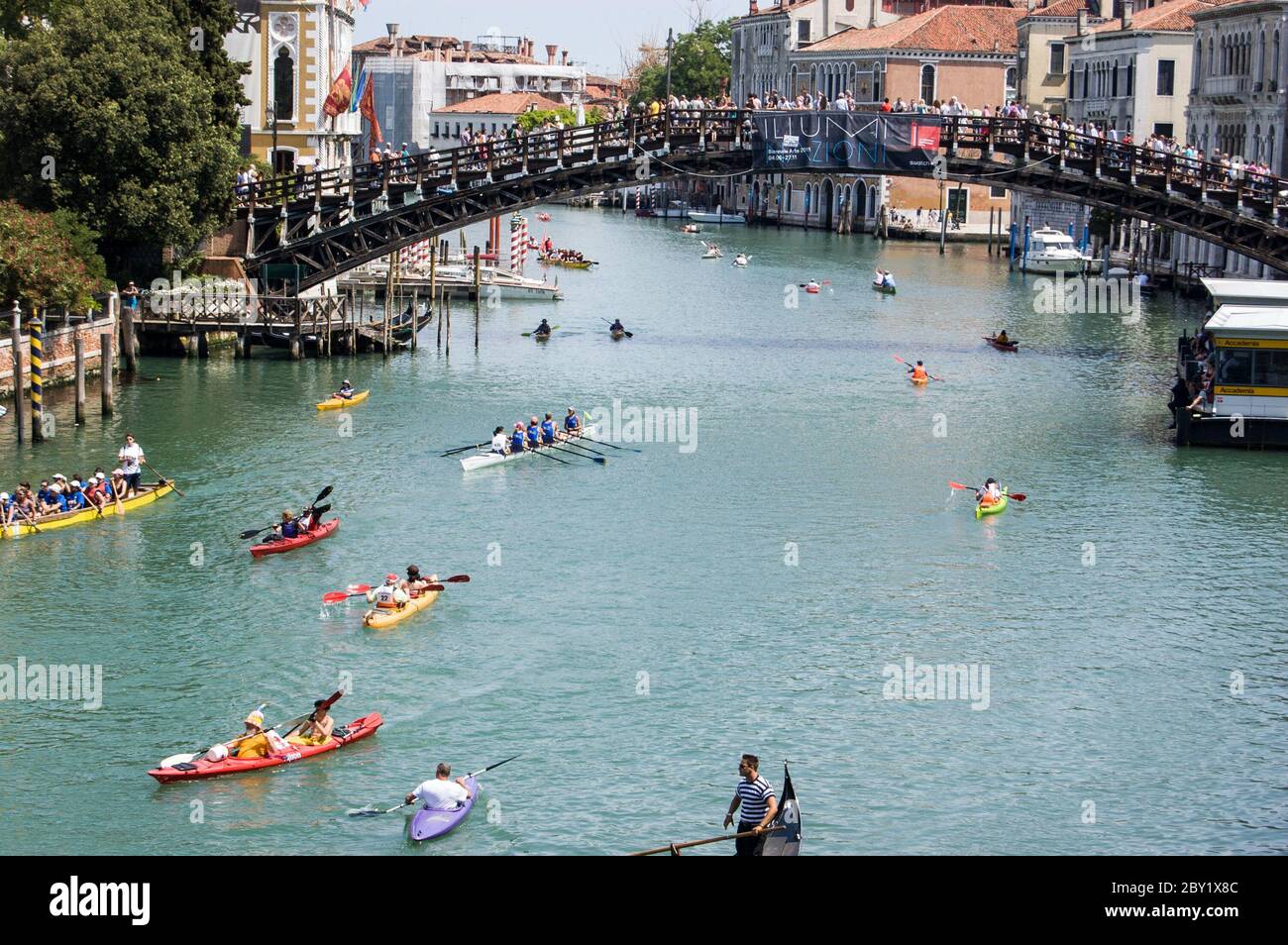 Venezia, Italia - 12 giugno 2011: Il Canal Grande è pieno di piccole imbarcazioni, mentre sportivi e donne partecipano all'annuale regata Vogalonga di Venezia. Foto Stock