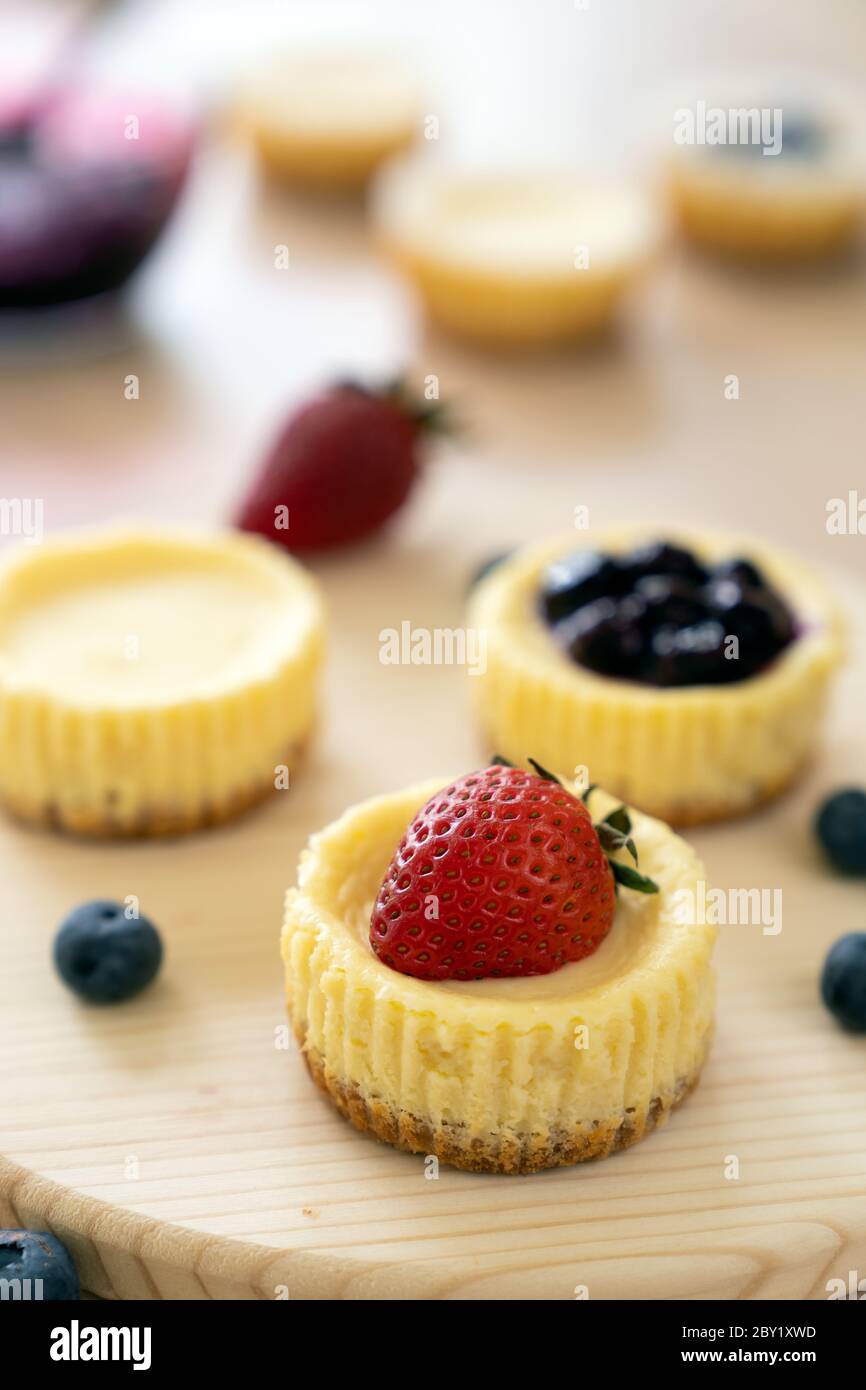 Mini cheesecake decorata con mirtillo, mora e fragola Foto Stock