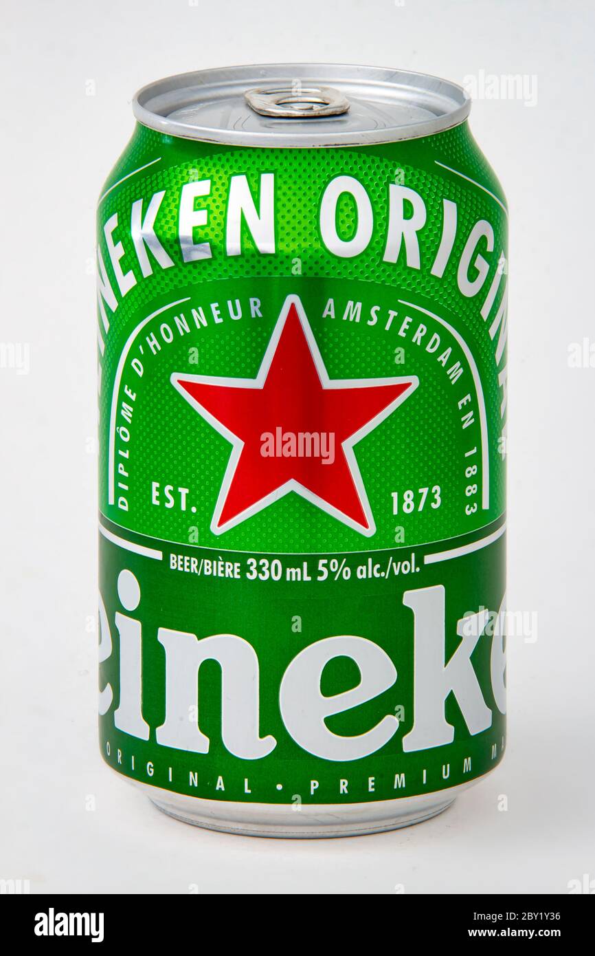 Calgary, Alberta, Canada. 08 giugno 2020. Una lattina di birra Heineken isolata su sfondo bianco. Foto Stock