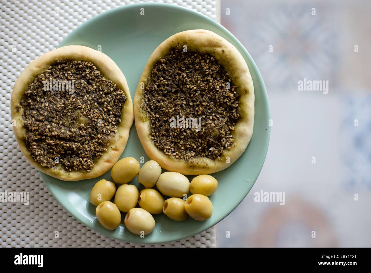 Primo piano foto del Manaqish b'il Za'atar, un piatto tipico della cucina leventina, comunemente attribuito alla cucina araba. Foto Stock