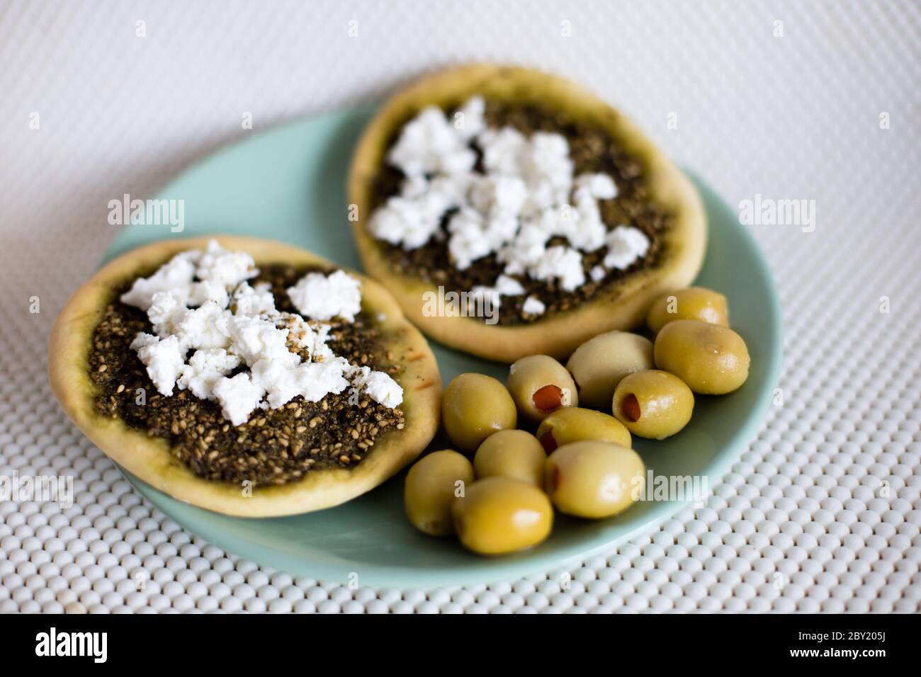 Primo piano foto del Manaqish b'il Za'atar, un piatto tipico della cucina leventina, comunemente attribuito alla cucina araba. Foto Stock