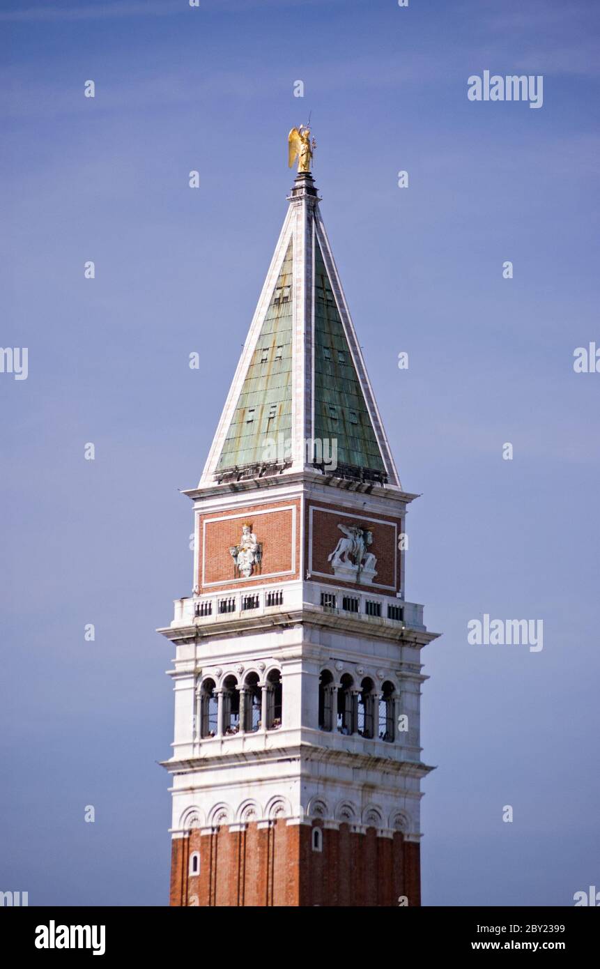 Cima del famoso campanile, il campanile, della Basilica di San Marco, Venezia, Italia. Foto Stock