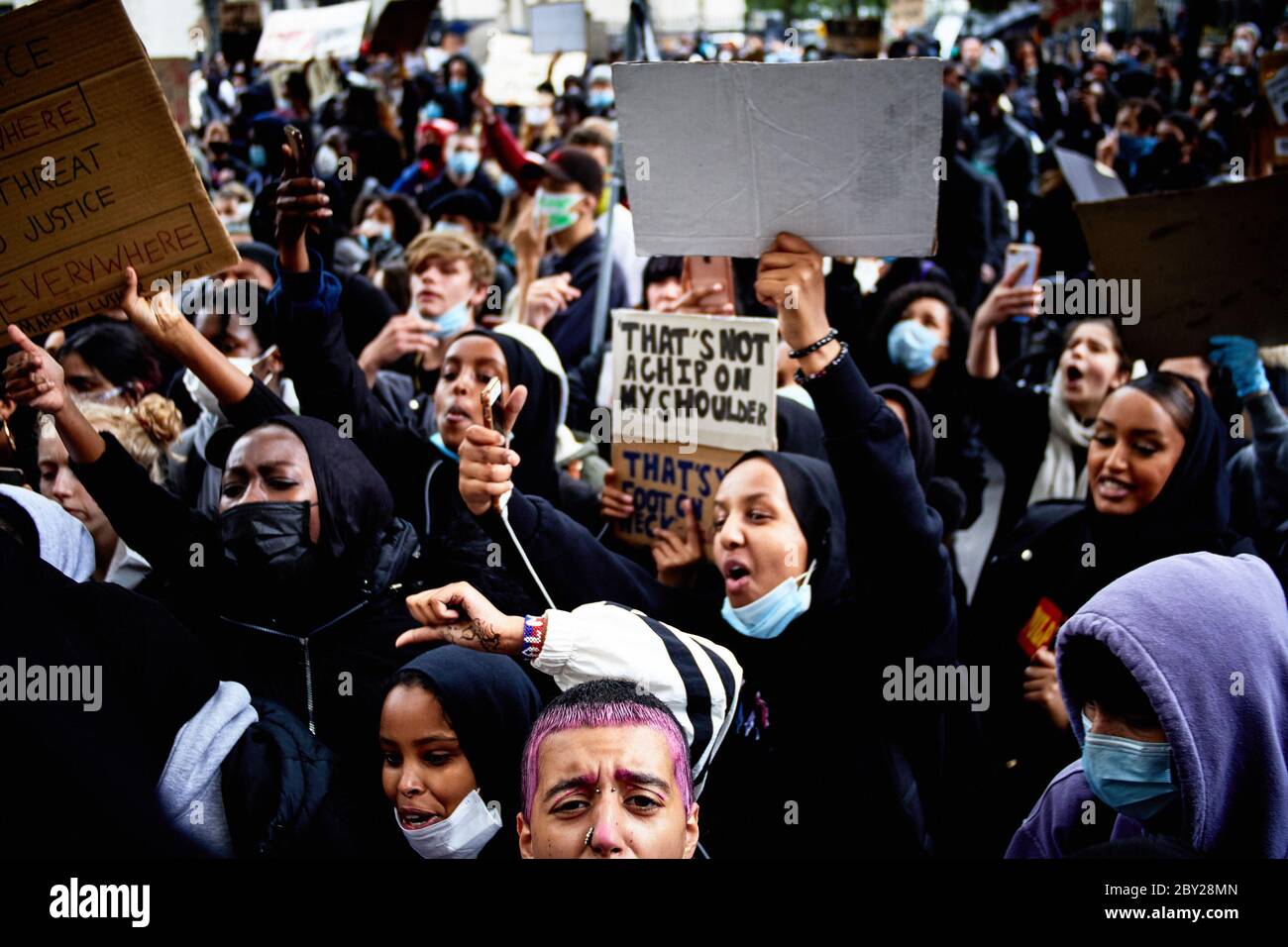 Londra, UK, 07/06/2020, Black Lives, manifestanti e poliziotti di fronte Credit: ambra vernuccio/Alamy Live News Foto Stock