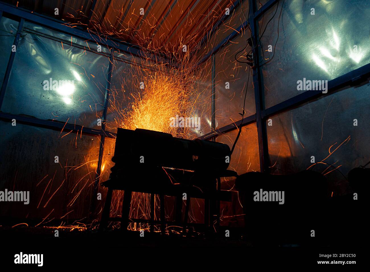 Fiamma e fuoco scintilla con bokeh da carbone di combustione su sfondo astratto scuro Foto Stock
