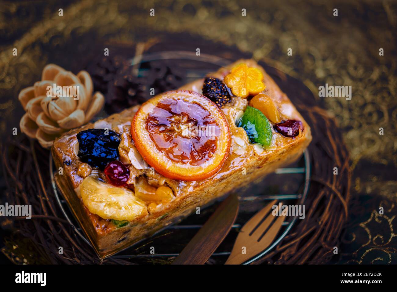 Torta di frutta fresca fatta in casa con succulente condimento di frutta candita Foto Stock