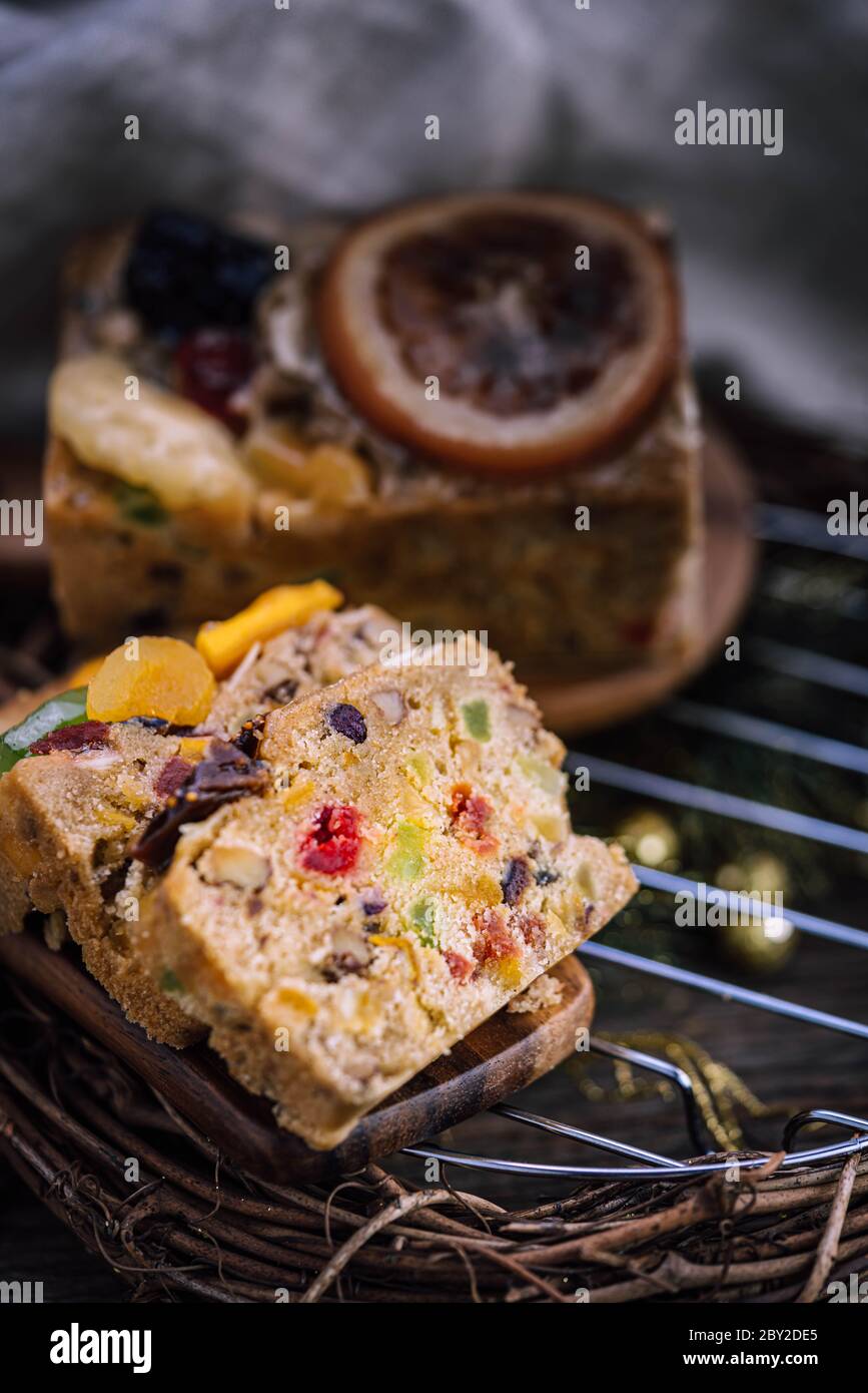 Torta di frutta fresca fatta in casa con succulenti canditi Foto Stock