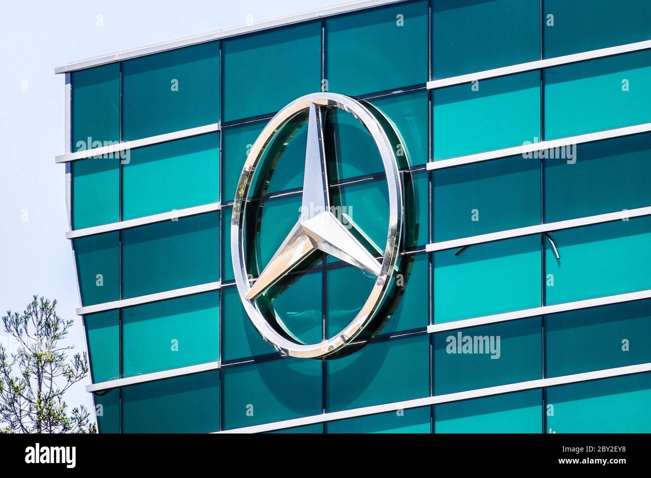 21 maggio 2020 Sunnyvale / CA / USA - emblema Mercedes esposto sulla facciata della loro Mercedes-Benz Ricerca & sviluppo Nord America offerte corporate Foto Stock