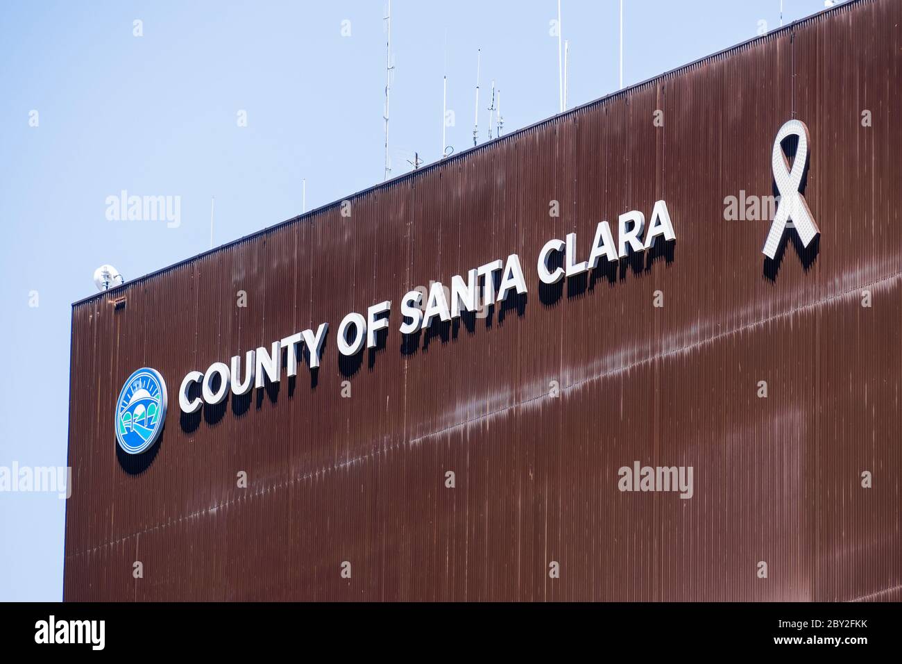 20 maggio 2020 San Jose / CA / USA - County of Santa Clara segno sulla facciata di un edificio che ospita alcune delle sue agenzie e servizi Foto Stock
