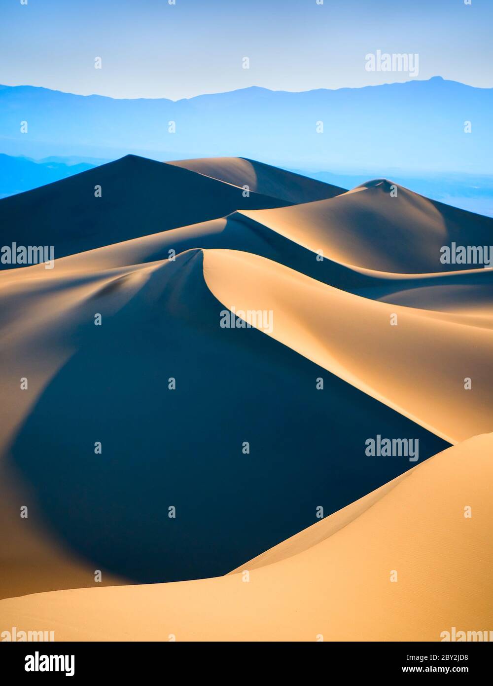 Dune di sabbia oltre il cielo blu Foto Stock