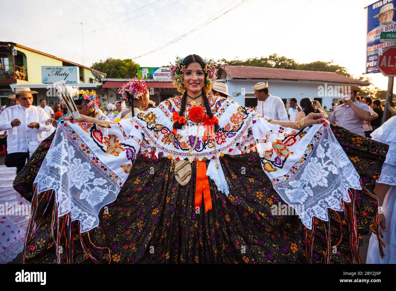 Donna a pollera in occasione della celebrazione annuale 'El Desfile de las MIL Polleras' a Las Tablas, provincia di Los Santos, Repubblica di Panama. Foto Stock